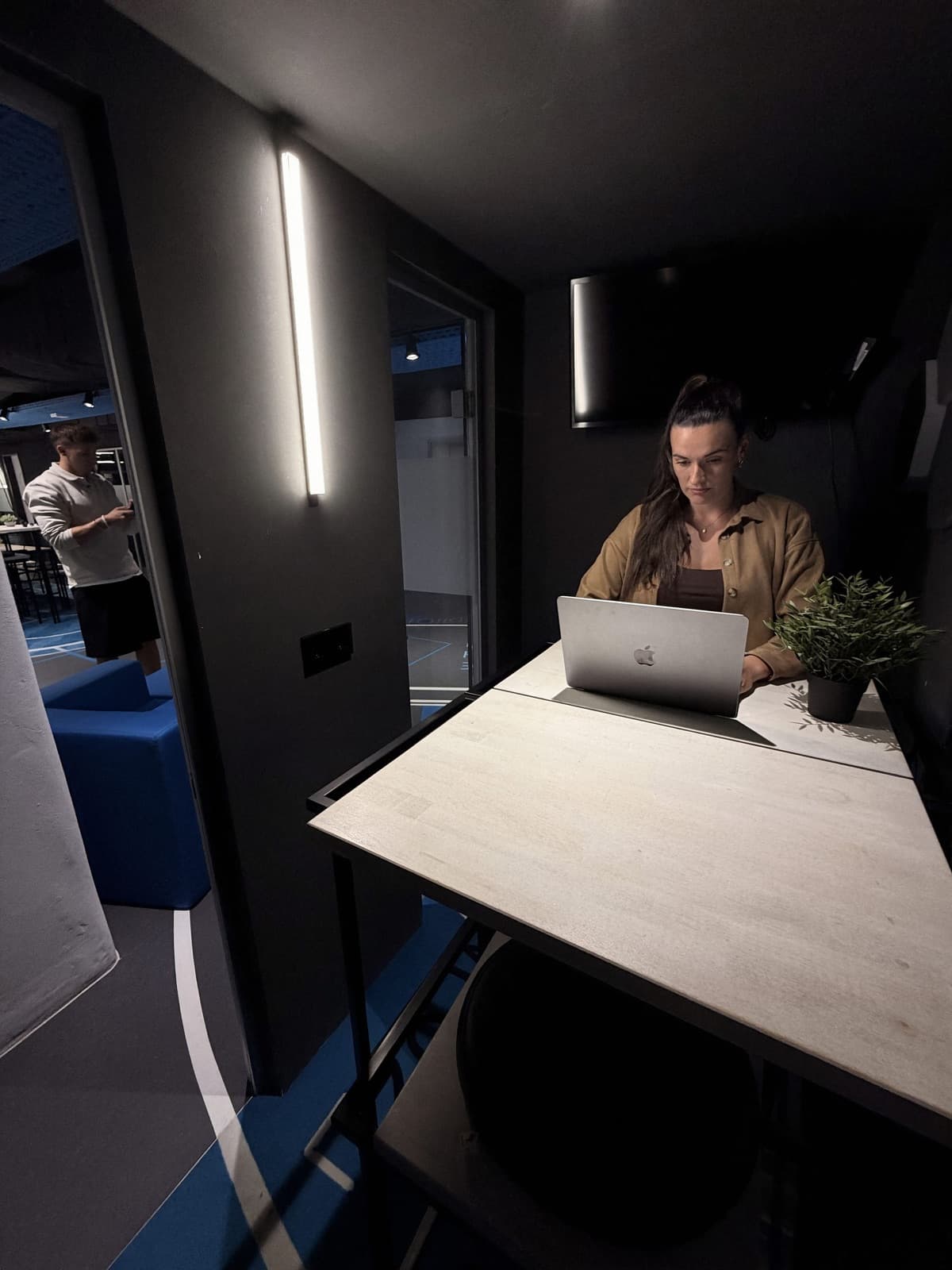 Fokus-Box mit Person am Laptop