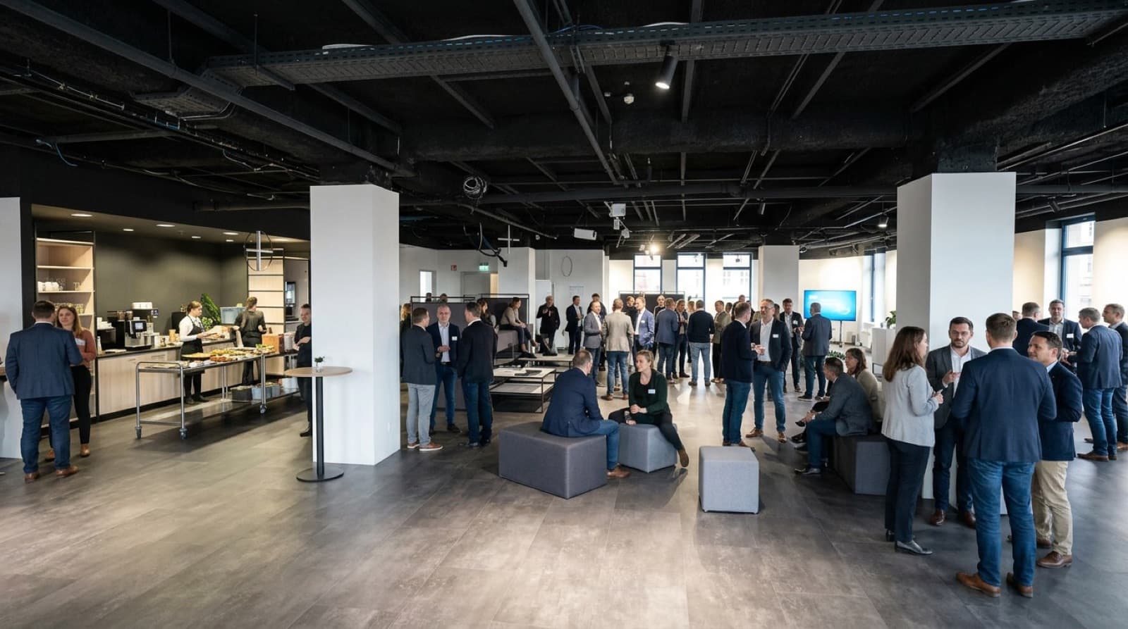 Stehempfang mit Catering-Theke und Gästen im Gespräch